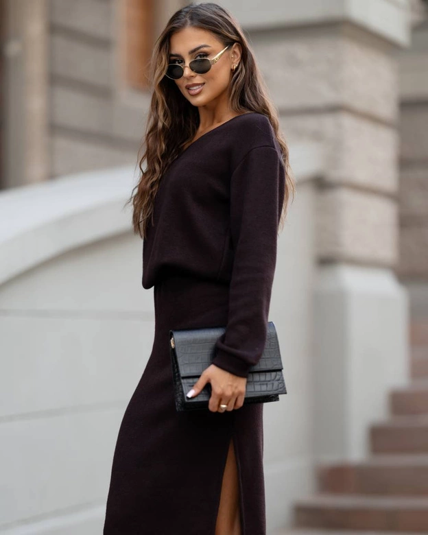 Dzianinowy komplet ze spódnicą czekoladowy (82103)