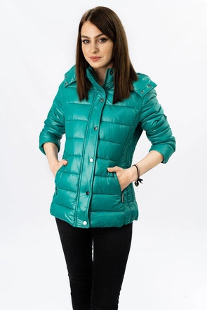 Damska kurtka pikowana z odpinanym kapturem zielona (7560)