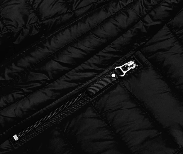 Pikowana kurtka damska z kapturem czarna (B0123-1)