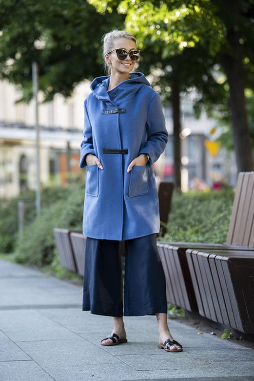 Krótki damski płaszcz z kapturem niebieski (gsq2311)