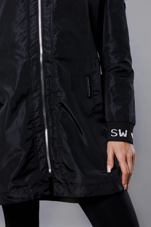 Cienka kurtka damska z ozdobną lamówką czarna (B8145-1)