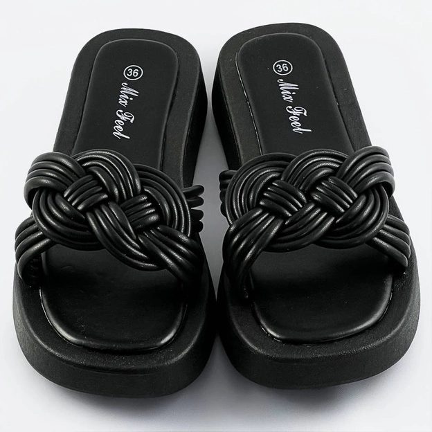 Damskie klapki na płaskiej podeszwie czarne (cm-49)