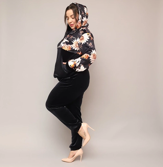 Welurowy komplet damski w kwiaty czarny (8228)