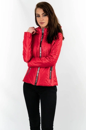 Krótka pikowana kurtka damska z kapturem czerwona (b9566)