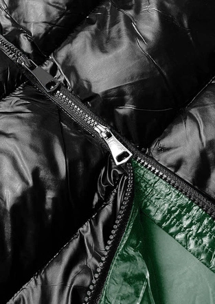 Kurtka damska z kontrastowymi wstawkami czarno-zielona (ag1-j9063b)