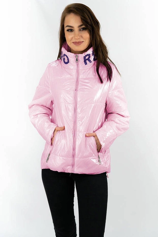 Krótka pikowana kurtka damska ze stójką różowa (b9567)