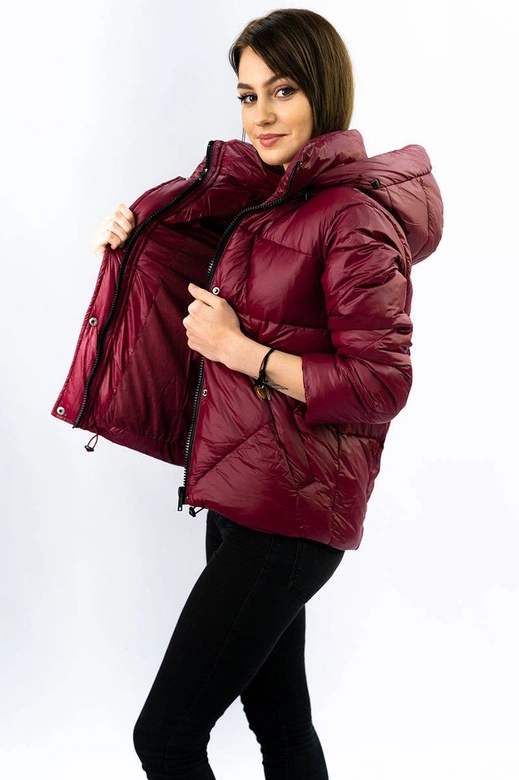 Damska kurtka pikowana z odpinanym kapturem bordowa (7564)