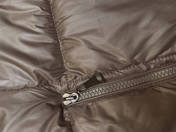 Prosta kamizelka damska z kapturem mocca (YP-22072-5)