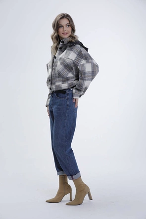 Krótka kurtka koszulowa w kratę ecru/szara (AG3-1839)