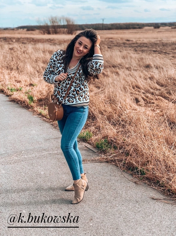 SWETER W ZWIERZĘCY PRINT BIAŁY (458ART)