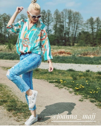 KOSZULA OVERSIZE WE WZORY BIAŁO-KARMELOWA (301ART)