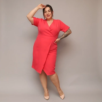 Kopertowa sukienka do kolan koralowa (743)