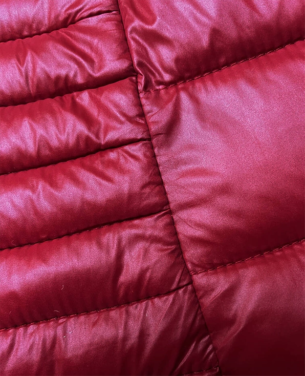 Pikowana kamizelka z kapturem czerwona (16M9113-270)