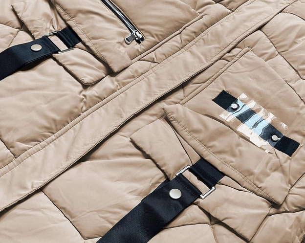Puchowa kurtka damska z ozdobnymi taśmami camel (AG2-J85)