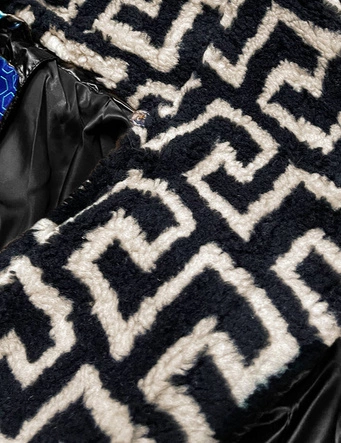 Lekka kurtka damska zimowa z ocieplanym kapturem czarna (omdl-019)