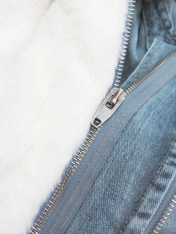 DAMSKA KRÓTKA KURTKA JEANSOWA Z FUTRZANĄ PODPINKĄ NIEBIESKO - BIAŁA (T2866)