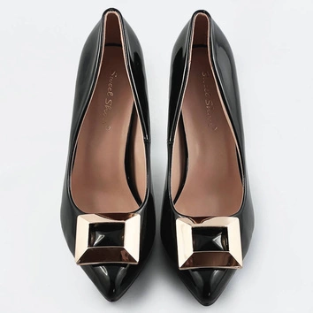 Lakierowane czółenka z ozdobną klamrą czarne (jc3004-1)