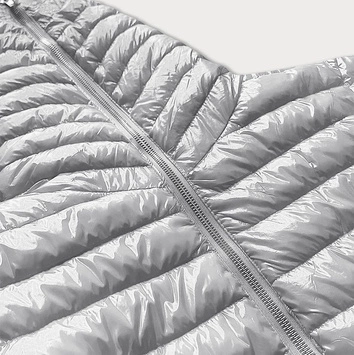 Pikowana kurtka damska z kapturem srebrna (b9561)