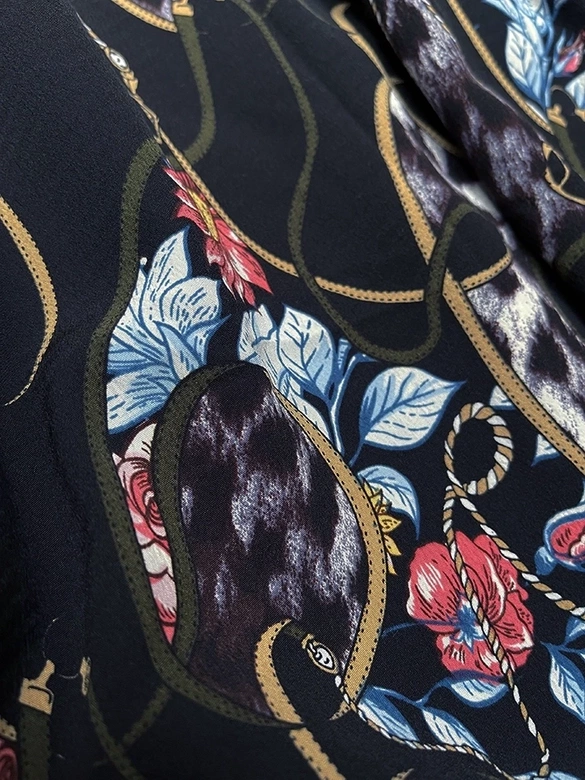 Plisowana sukienka z kołnierzykiem granatowa w kwiaty (Z-56)