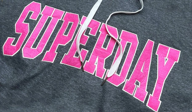 Krótka bluza damska z napisami szara ciemna (26014)