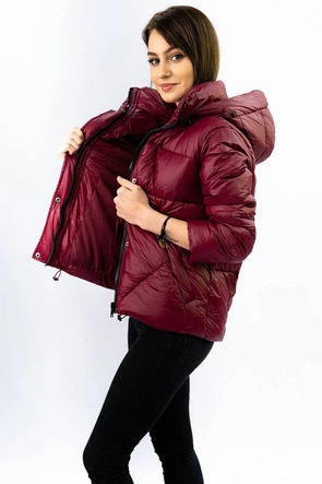 Damska kurtka pikowana z odpinanym kapturem bordowa (7564)