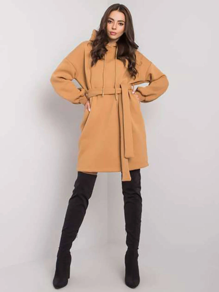 Dresowa sukienka oversize z paskiem camel (7253)