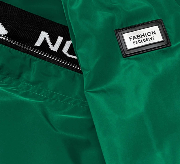 Cienka kurtka damska z ozdobną lamówką zielona (B8145-82)