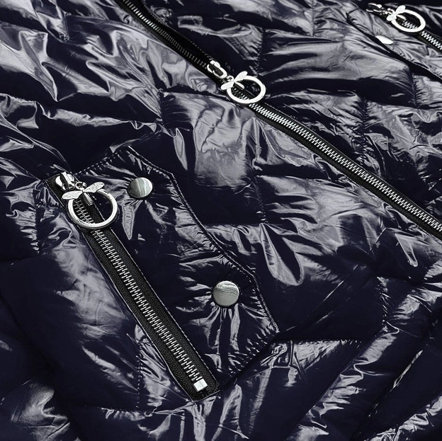 Pikowana kurtka damska z kapturem granatowa (r9562)