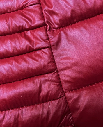 Pikowana kamizelka z kapturem czerwona (16M9113-270)