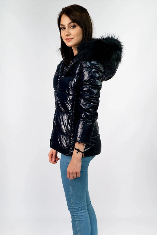 Lakierowana pikowana kurtka damska granatowa (7693)