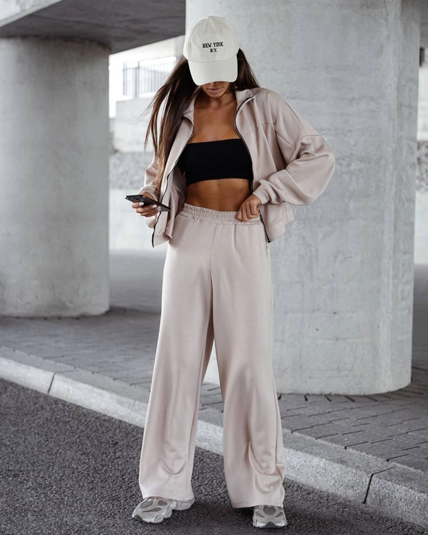 Komplet damski szerokie spodnie i bluza ze stójką beżowy (821109)