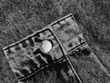 Luźna jeansowa damska kurtka denim czarna (POP7065-K)