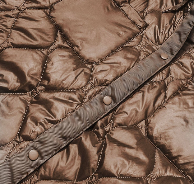 Oversizowa pikowana kurtka damska z kapturem brązowa (ag5-010)