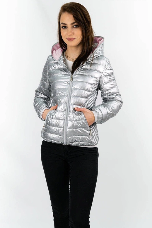Pikowana kurtka damska z kapturem srebrna (b9561)