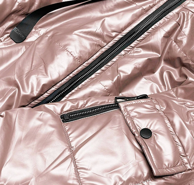 Krótka kurtka damska perłowy róż (B8138-51)