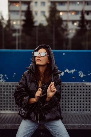 BŁYSZCZĄCA KURTKA DAMSKA Z NASZYWKAMI CZARNA (618ART)