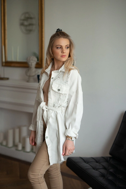 CIENKA JEANSOWA KURTKA DAMSKA Z PRZETARCIAMI ECRU (581ART)