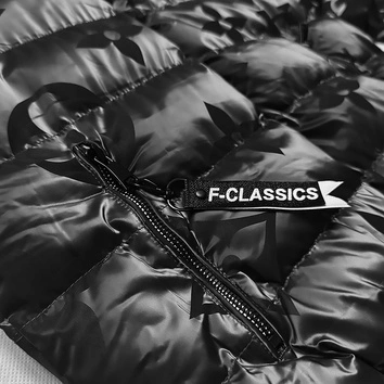 Krótka kurtka zimowa w kwiaty czarna (CAN-597)