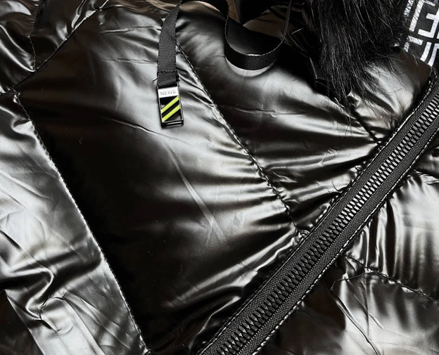 BŁYSZCZĄCA KURTKA ZIMOWA Z WZORZYSTYMI WSTAWKAMI CZARNA (XW809X)