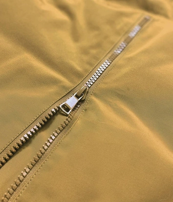 Zimowa kurtka damska z łączonych materiałów żółta (7708)