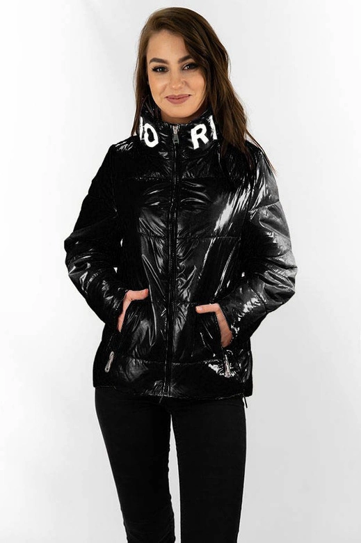 KRÓTKA PIKOWANA KURTKA DAMSKA ZE STÓJKĄ CZARNA (B9567)