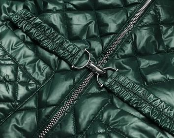 Pikowana kurtka damska z paskiem ciemnozielona (bh2208)