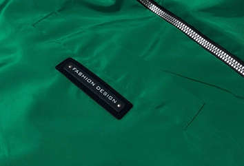 Cienka kurtka damska z ozdobną lamówką zielona (B8145-82)