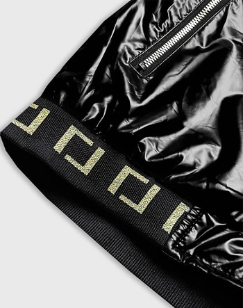 Krótka kurtka damska z kapturem czarna (b9787-1)