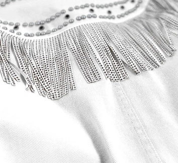 JEANSOWA KURTKA DAMSKA Z DŻETAMI I FRĘDZLAMI BIAŁA (A8306)