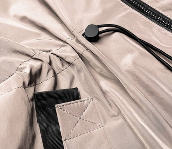 Prosta kurtka damska ze skośnymi kieszeniami beżowa (HS-1832-1)