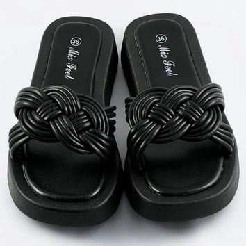 Damskie klapki na płaskiej podeszwie czarne (cm-49)