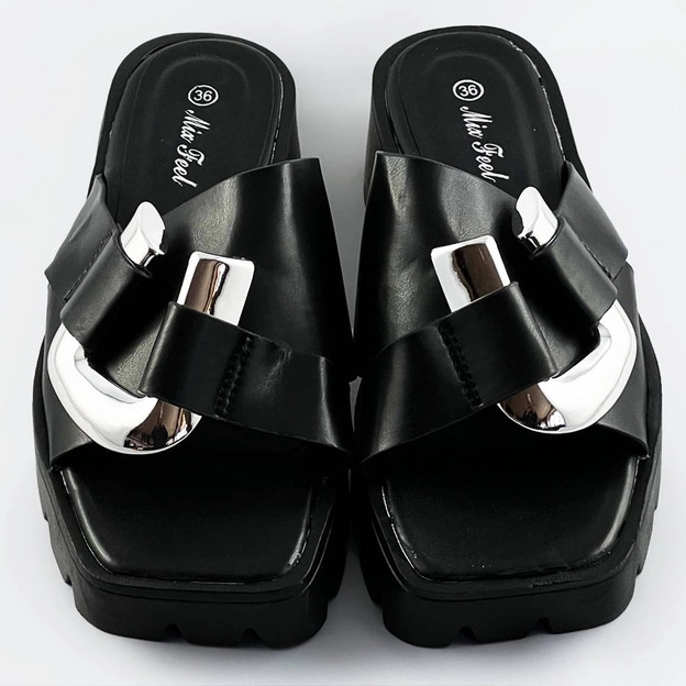 Damskie klapki na traktorowej podeszwie czarne (ae109)