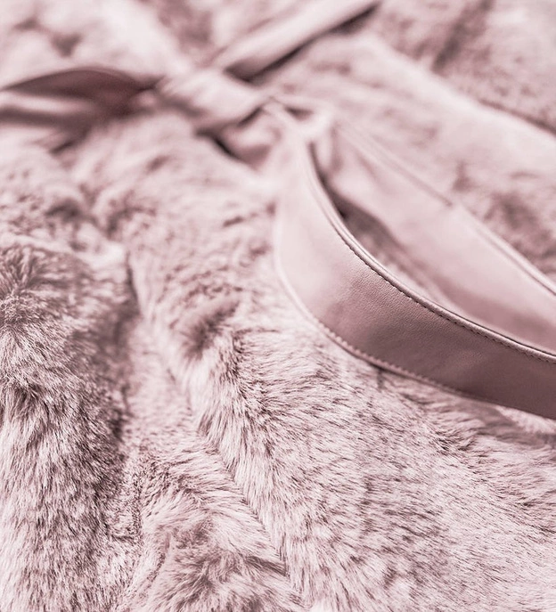 KAMIZELKA ZE SZTUCZNEGO FUTRA PUDROWY RÓŻ (BR9598-51)