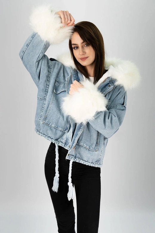 DAMSKA KRÓTKA KURTKA JEANSOWA Z FUTRZANĄ PODPINKĄ NIEBIESKO - BIAŁA (T2866)